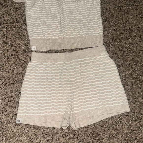 Barefoot Dreams CozyChic Ultra Lite Wavy Shorts and Matching Top in Stone/Pearl - Picture 4 of 8
